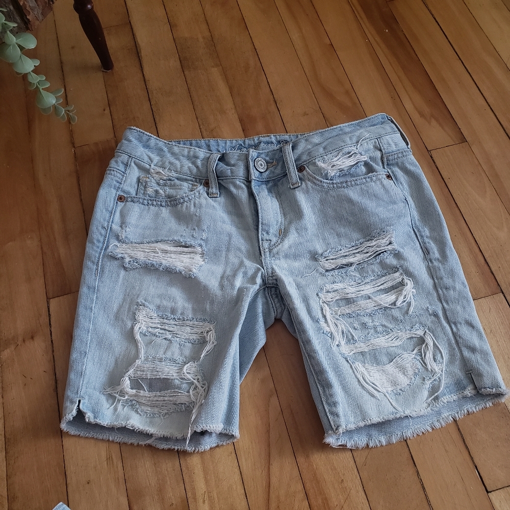 🏷American Eagle Distressed Bermuda Short - Light wash sz 0